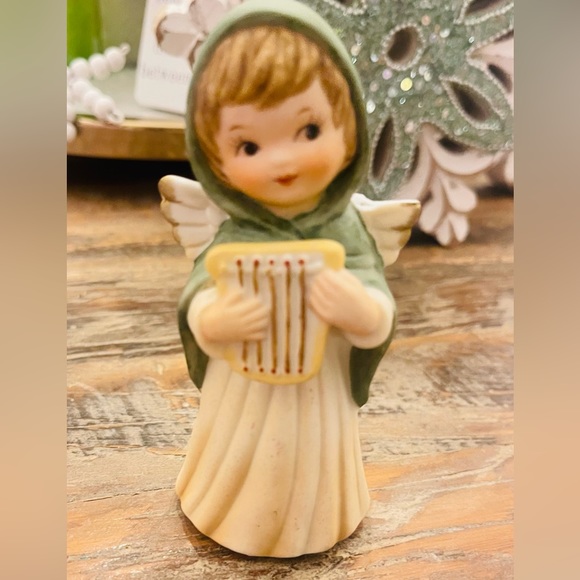 Collector’s Item-Fenton China -Angel playing Harp excellent condition like new - Picture 3 of 7